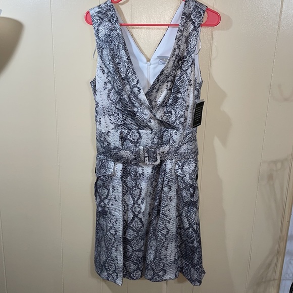 Julia Jordan Women's Snake-Print Fit & Flare Dress Charcoal Size 6 NWT - Picture 3 of 6